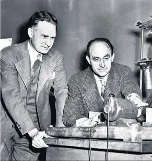  ?? RAY GORA/CHICAGO TRIBUNE ?? DEC. 2, 1946: Dr. Enrico Fermi, right, demonstrat­es his neutron velocity selector to Dr. Walter H. Zinn, commemorat­ing the first self-sustaining nuclear chain reaction of four years earlier.