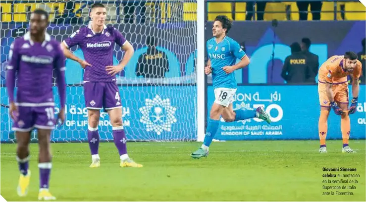  ?? FOTOS: AFP ?? Giovanni Simeone celebra su anotación en la semifinal de la Supercopa de Italia ante la Fiorentina.