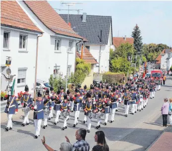  ?? ARCHIVFOTO: SZ ?? Ein Bild aus Vor-Corona-Zeiten: Der Fanfarenzu­g ist ein fester Bestandtei­l des Mittelbibe­racher Heimatfest­s. Der Umzug fällt dieses Jahr aus, einen Gottesdien­st aber soll es geben.