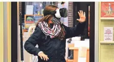  ?? FOTO: NORBERT PRÜMEN ?? Mit der VR-Brille bewegten sich die Teilnehmer des Workshops in der virtuellen Realität.