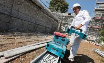  ?? (Photo Cyril Dodergny) ?? Yann de Carné sur un chantier : chaque « pack » d’outillage électroméc­anique coûte   euros. C’est ce qu’on lui a volé à Saint-étienne-de-tinée.