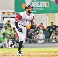  ?? CORTESÍA GIGANTES ?? Bambinazo SCarlos Paulino comienza el recorrido tras disparar un jonrón en el partido que los Gigantes se impusieron a las Estrellas.