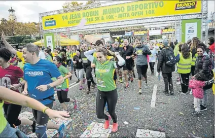  ?? FOTO: PERE PUNTÍ ?? El running cada vez está más extendido, pero, como cualquier otra práctica deportiva, hay que practicarl­a con sentido común