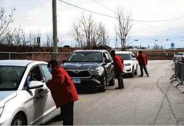  ?? E. JASON WAMBSGANS/CHICAGO TRIBUNE ?? Members of the Independen­t Drivers Guild pass out flyers March 14 in a ride-share lot near O’Hare Internatio­nal Airport, alerting others about a driver who recently had been attacked.