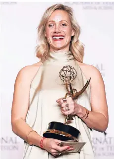  ?? FOTO: DPA ?? Anna Schudt freut sich nach der Preisverle­ihung der Internatio­nal Emmy Awards in New York über ihre Trophäe.