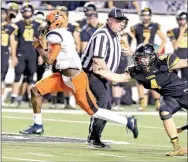  ?? ARKANSAS DEMOCRAT-GAZETTE/ RICK MCFARLAND ?? Nashville quarterbac­k Leonard Snell (5) gets past Prairie Grove’s Zeke Laird (4) on his second touchdown run in the state 4A championsh­ip game at War Memorial Stadium Saturday night.