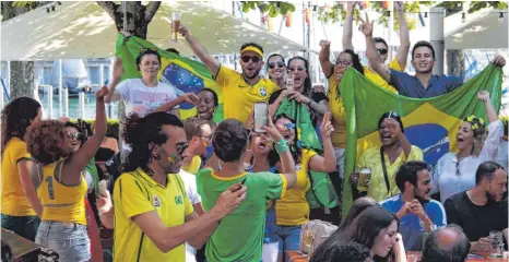  ?? FOTO: JAN ANDREAS PROBST ?? Die brasiliani­schen Fans feiern ihren Sieg beim Achtelfina­le der WM im Lammgarten.