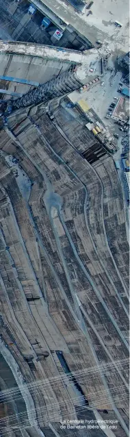  ??  ?? La centrale hydroélect­rique de Baihetan libère de l’eau.