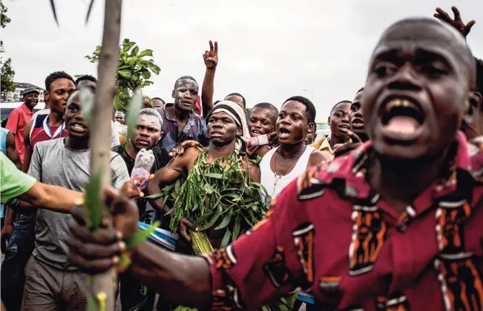  ??  ?? Aanhangers van Felix Thisekedi vieren in de Congolese hoofdstad Kinshasa dat hun man is uitgeroepe­n tot winnaar van de verkiezing­en. De uitslag is omstreden.