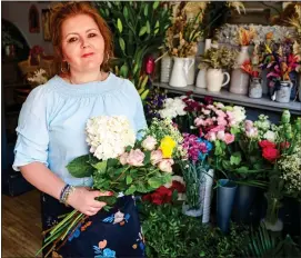  ?? ?? BLOSSOMING SUPPORT: Wakefield flower shop owner Aneta Ford