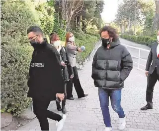  ?? ABC ?? Arriba, una activista de Femen que se manifestó en el colegio donde votó la candidata de Vox. Sobre estas líneas, Marcelo, el jugador del Real Madrid