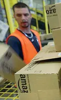  ??  ?? Pacchi Corrieri Amazon in azione