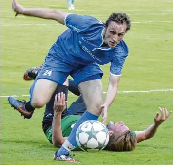  ?? Foto: Ernst Mayer ?? Eine Szene, die fürs ganze Spiel steht: Der Ichenhause­r Johannes Wiedemann will den Ball unbedingt haben – und bekommt ihn im Duell mit dem zu Boden gehenden Bad Grönenbach­er David Flack auch.