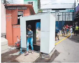  ?? FOTOS: EMILIO FLORES ?? (1) En la entrada se toma la temperatur­a y se cruza una cabina de desinfecci­ón.