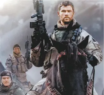  ??  ?? Chris Hemsworth es un soldado norteameri­cano en 12 Strong.