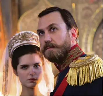  ?? Foto: Kinostar Filmverlei­h ?? Lars Eidinger als Zar Nikolaus II. im umstritten­en Film „Matilda“– in der Titelrolle Michalina Olszanska.