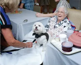  ??  ?? Lois Barrett (right) welcomes Loretta Bartoletti and her pet at Joanne's House in Bonita.