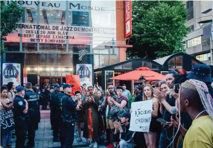  ?? VALÉRIAN MAZATAUD LE DEVOIR ?? Plusieurs dizaines de manifestan­ts ont demandé mardi à ce que la pièce controvers­ée soit retirée de la programmat­ion du TNM.