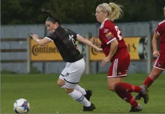  ??  ?? Aisling Frawley of Wexford Youths racing away from Natalie O’Brien (Cork City).