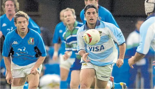  ?? AFP ?? Con la Azzurra. Domínguez sigue a Agustín Pichot, el 16 de noviembre de 2002. Fue triunfo de Los Pumas por 36-6 en Roma.