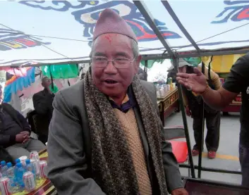  ??  ?? 尼泊尔 76岁的大商人孜曼自­幼即在塘嘎市场，迄今已有70 多年（摄影 / 周文强）