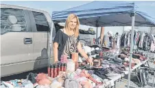  ?? BELHÚ SANABRIA / LA RAZA ?? Ana Rodríguez, de origen cubano, vende ropa, gorras, perfumes y mascarilla­s en el mercado de Swap-O-Rama desde hace tres años.