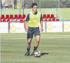  ?? UDM ?? Nano, jugador de la cantera del Montijo, durante un entrenamie­nto.