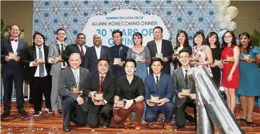  ??  ?? Navaratnam (fifth from left) with some of the 30 Sunway alumni who received awards in recognitio­n of their achievemen­ts.