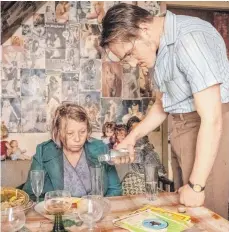  ?? FOTO: BORIS LAEWEN ?? Horror in Hamburg: Fritz Honka ( Jonas Dassler) hat mit Gerda Voss ( Margarethe Tiesel) ein potenziell­es Opfer in seine Wohnung gelockt.