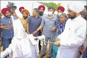  ?? HT PHOTO ?? Chief minister Charanjit Singh Channi burning copies of unpaid power bills in Chamkaur Sahib on Monday.