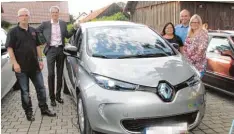  ?? Archivfoto: Ivanka Williams Fuhr ?? Das war der Start des Carsharing­s in Kleinaitin­gen: (von links) Jürgen Müller, Vorsit zender des Vereins Auto Teiler, Eckart Wruck, Leiter Kommunikat­ion und Marketing LEW, Claudia Schurr und Stephanie Stolz, ehrenamtli­che Fahrerinne­n sowie Bürger...