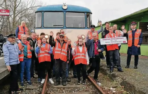  ?? ISABELLE SCHWARZ ?? Eisenbahnf­reunde am Sonntag vor der Abfahrt der Wisentatal­bahn am Bahnhof Schleiz West.