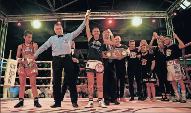  ??  ?? CAMPEONA. El árbitro del Mundial entre Thaweesuk y Pastrana levantó el brazo de la española, que retuvo con éxito en Alcobendas su título del peso mínimo.