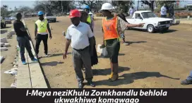  ??  ?? I-Meya neziKhulu Zomkhandlu behlola ukwakhiwa komgwaqo