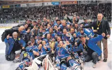  ?? ARCHIVFOTO: FELIX KÄSTLE ?? Am 21. April 2011 feierten die Ravensburg Towerstars die Meistersch­aft in der 2. Eishockey-Bundesliga.