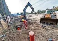  ??  ?? Sanierung einer alten Mülldeponi­e unter dem Sportplatz läuft