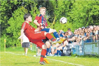  ?? SZ-FOTO: MAS ?? Der SV Oberdischi­ngen (rot) verlor gegen Betzenweil­er mit 2:3.