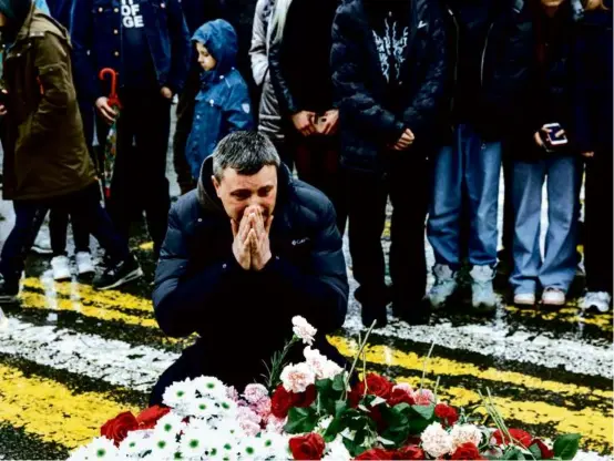  ?? NANNA HEITMANN/NEW YORK TIMES ?? Above, people gathered at a makeshift memorial near Crocus City Hall. Below, a photo released by the Russian Emergency Ministry Press Service showed firefighte­rs at the burned concert hall on Saturday.