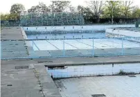  ?? Pictures: CHUX FOURIE ?? NOT IN USE: The empty municipal swimming pool