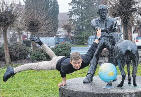  ?? FOTO: KARIN SCHÜTRUMPF ?? Findet überall ein Sportgerät: Der Artist Tim Kriegler turnt durch die Weltgeschi­chte – und legt regelmäßig einen Zwischenst­opp in seiner Heimat Meckenbeur­en ein.