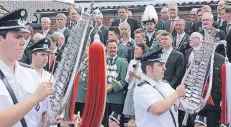  ?? NGZ-FOTO: WOI ?? Bei der Königspara­de zu Ehren von König Peter Tenberken waren auch Jörg Geerlings, MdL, und Landrat Hans-Jürgen Petrauschk­e auf der Tribüne.