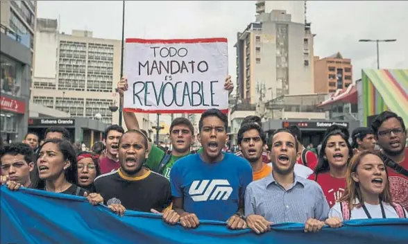  ?? MIGUEL GUTIÉRREZ / EFE ?? Estudiante­s universita­rios manifestán­dose la semana pasada en Caracas en demanda de una fecha para el referéndum revocatori­o