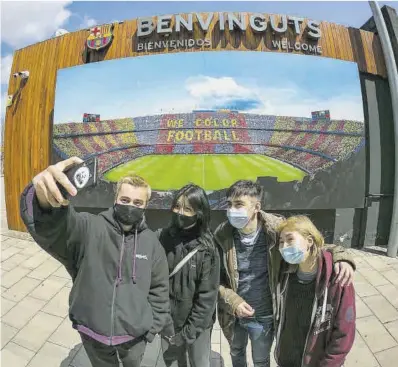  ?? Joan Cortadella­s ?? Uns seguidors del Barça, ahir a les instal·lacions del Camp Nou.