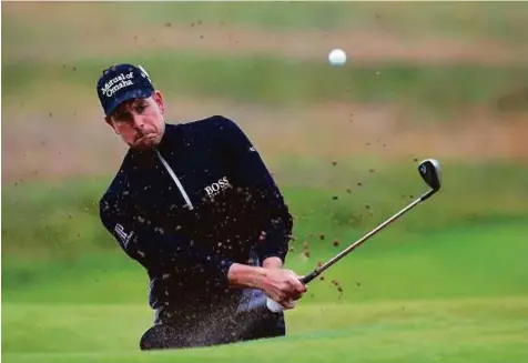  ?? Reuters ?? Sweden’s Henrik Stenson said the rough whether that plagued the game in Royal Troon, Scotland, is something he’s used to, and it certainly didn’t hamper the golfer who got seven birdies in 65 to make a nine-under total of 133.