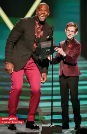  ??  ?? Seguindo tendência das útimas premiações, as estrelas da noite optam por acessórios e joias leves e discretas. Makes seguem a mesma linha e surgem com delicadeza.
Terry Crews e Jacob Tremblay