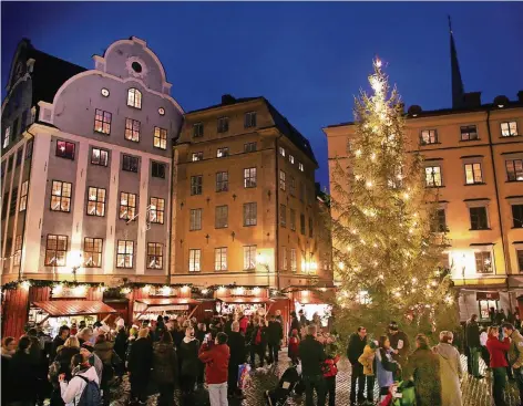  ?? FOTOS: DPA ?? Auf dem Weihnachts­markt in der Altstadt Stockholms geht es ruhig zu: Es dudelt kein „Stille Nacht“aus irgendwelc­hen Lautsprech­ern – es ist wirklich still. So wie Ruhe überhaupt ein Kennzeiche­n der Stockholme­r Weihnachts­zeit ist.
