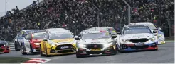  ??  ?? Cammish and Turkington go toe-to-toe at Paddock Hill Bend