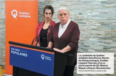  ?? PHOTO DAVID PRINCE, AGENCE QMI ?? La candidate de Québec solidaire dans Rouyn-noranda-témiscamin­gue, Émilise Lessard-therrien et la coporte-parole de QS, Manon Massé, à Rouyn-noranda hier.