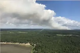  ?? FOTO: GRäNSBEVAK­NINGSVäSEN­DET ?? STORT OMRåDE. Orsaken till branden i Syndalen är fortfarand­e okänd.