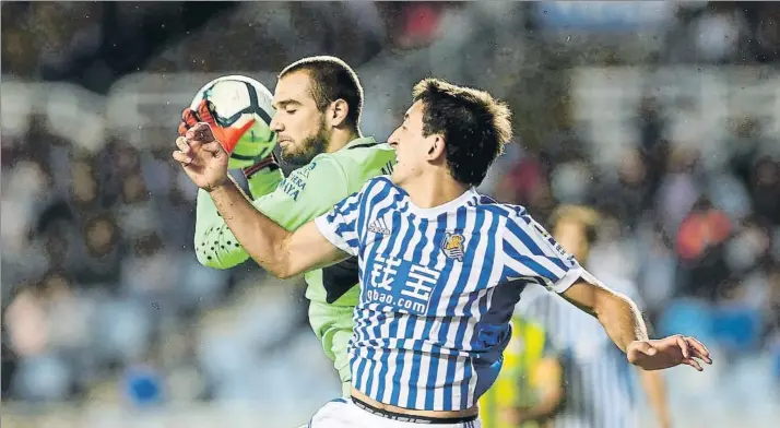 ?? FOTO: UNCITI ?? Mikel Oyarzabal choca con Pau López en el tramo final del partido después de no alcanzar un centro al segundo palo que atrapó el portero del Espanyol que cuajó un buen partido